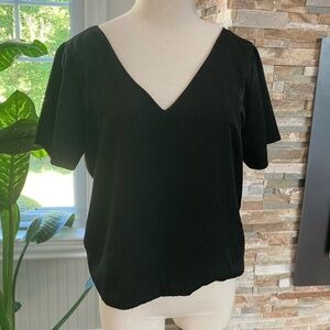 Black blouse with a lovely neackline🖤